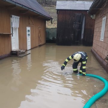 Galerie foto | Intervenții ale pompierilor pentru evacuarea apei din gospodării inundate