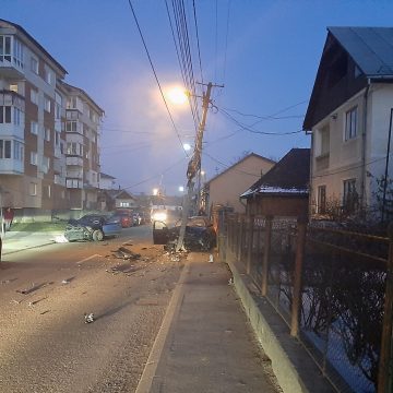 Accident în Sighet. Trafic oprit după avarierea unui stâlp de electricitate