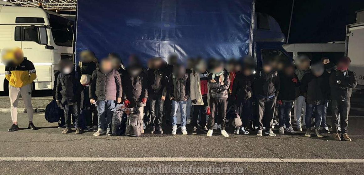 Doi cetățeni români sunt cercetați pentru trafic de migranți, după ce în mașinile pe care le conduceau au fost descoperiți peste 70 de migranţi