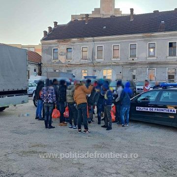 Video | 52 de migranți prinși încercând să treacă ilegal granița. Trei călăuze au fost arestate Video | 52 de migranți prinși încercând să treacă ilegal granița. Trei călăuze au fost arestate