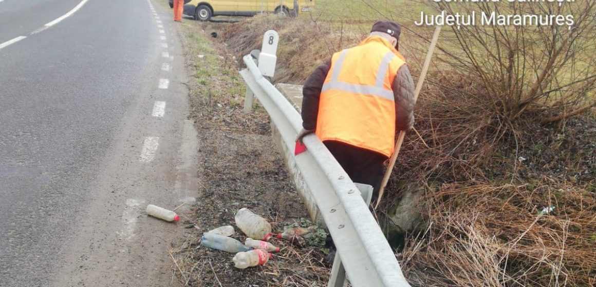 Curățenia de primăvară pe drumurile județene din Maramureș este în plină desfășurare