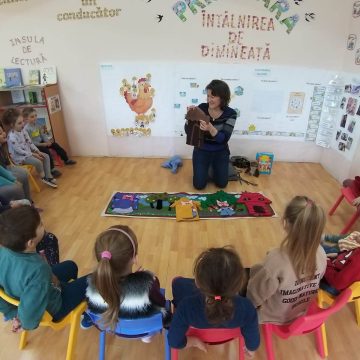 „Tolba cu cărţi şi poveşti” a ajuns la copiii din Tăuţii de Sus „Tolba cu cărţi şi poveşti” a ajuns la copiii din Tăuţii de Sus