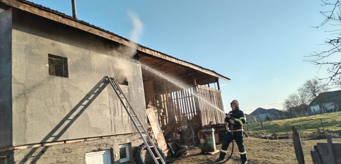 Galerie foto | Incendiu la o anexă gospodărească