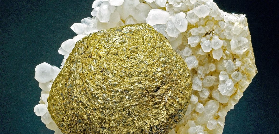 O simbioză între marcasită și cristale de cuarț – exponatul săptămânii la Mineralogie O simbioză între marcasită și cristale de cuarț – exponatul săptămânii la Mineralogie