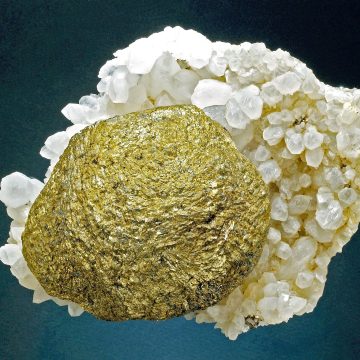 O simbioză între marcasită și cristale de cuarț – exponatul săptămânii la Mineralogie