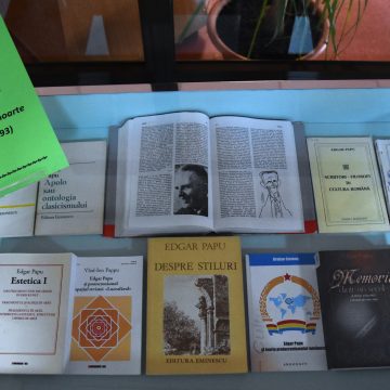 Vitrină de carte în memoria lui Edgar Papu