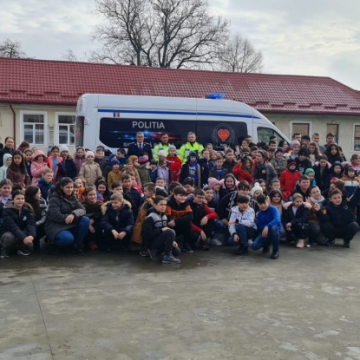 Discuții între polițiști și copii despre cum se circulă corect Discuții între polițiști și copii despre cum se circulă corect
