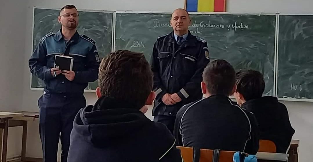 Activităţi preventive desfăşurate de către jandarmi şi poliţişti Activităţi preventive desfăşurate de către jandarmi şi poliţişti