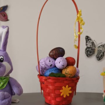 La Centrul de Primire în Regim de Urgență Sighetu Marmației, din cadrul DGASPC Maramureș, se pregătesc decorațiuni de Paște