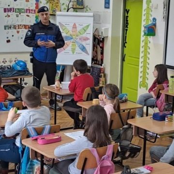 Jandarmii montani de la Șuior au fost alături de preșcolarii de la Școala Gimnazială ,,Lucian Blaga” și de la Grădinița de Artă, din Baia Mare Jandarmii montani de la Șuior au fost alături de preșcolarii de la Școala Gimnazială ,,Lucian Blaga” și de la Grădinița de Artă, din Baia Mare
