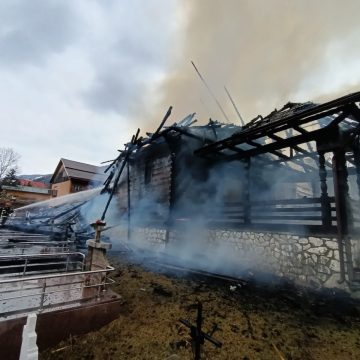 Video | Incendiu la biserica din lemn din Borșa Complex