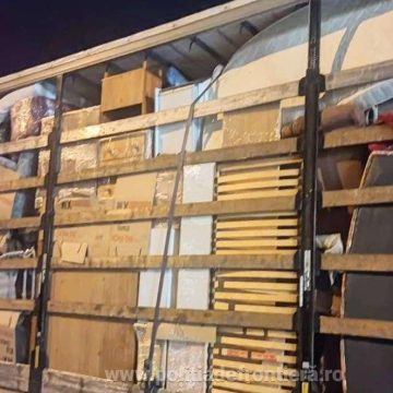 Marfă second-hand, peste trei tone, oprită să intre în țară Marfă second-hand, peste trei tone, oprită să intre în țară