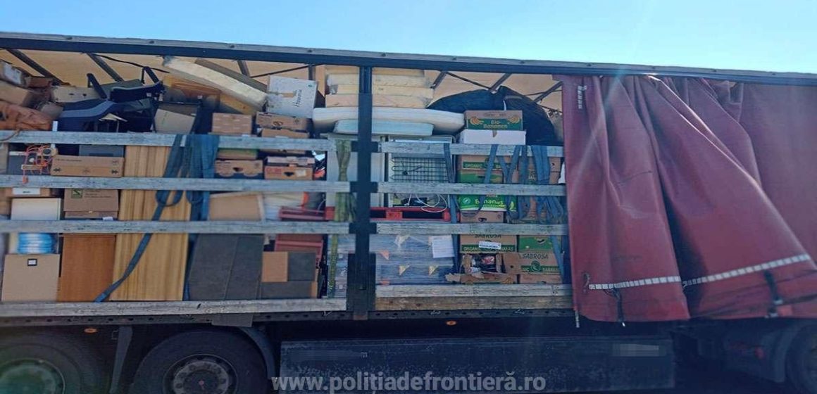 27 de tone de alimente expirate, mobilă și haine second-hand au fost oprite să intre în țară 27 de tone de alimente expirate, mobilă și haine second-hand au fost oprite să intre în țară
