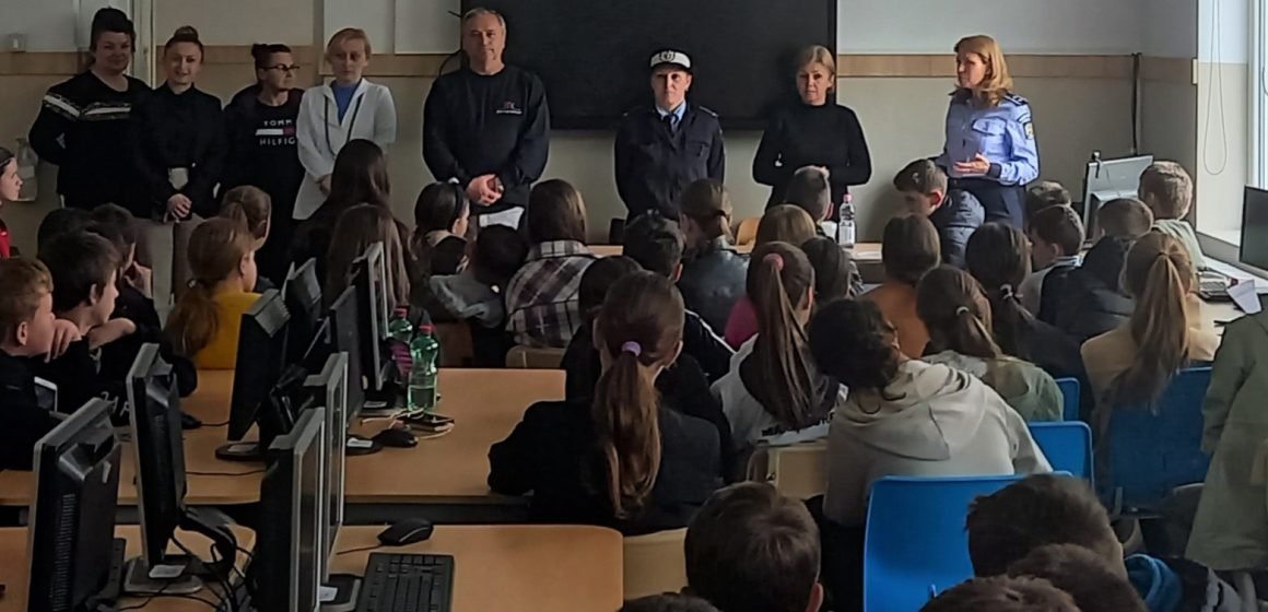 Activitate de prevenire a jandarmilor la Școala Profesională din Poienile de sub Munte Activitate de prevenire a jandarmilor la Școala Profesională din Poienile de sub Munte