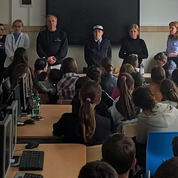 Activitate de prevenire a jandarmilor la Școala Profesională din Poienile de sub Munte