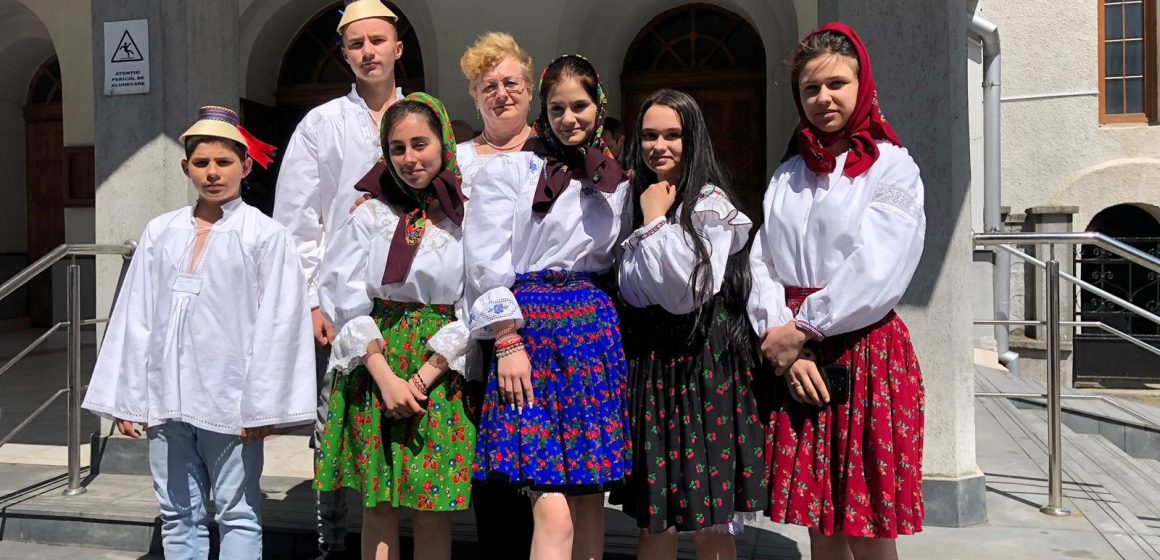 Tinerii de la Casa de Tip Familial Nr. 2 Baia Mare, din cadrul DGASPC Maramures, au marcat Ziua Națională a Portului Tradițional din România