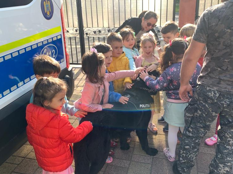 Polițiști printre țânci Polițiști printre țânci