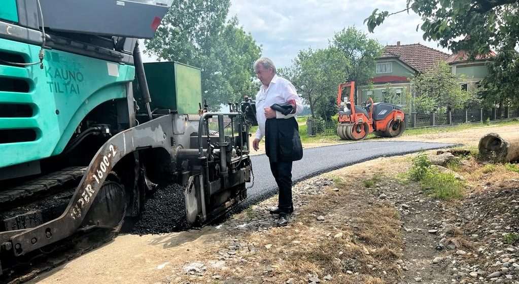 1 km de tronson asfaltat în Dănești și Lucăcești