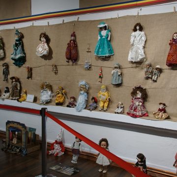 Video | Jucăriile din tinda casei, o lume care merită descoperită la expoziția deschisă la Muzeul Județean de Etnografie