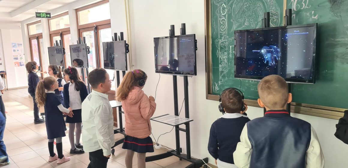 Video | Expoziția Planetariului Baia Mare a fost itinerată la Pitești, în premieră, într-o școală