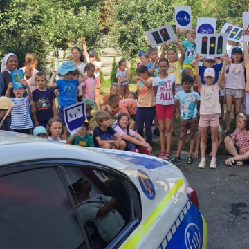 Polițiști ai Biroului Rutier la Grădinița de Artă