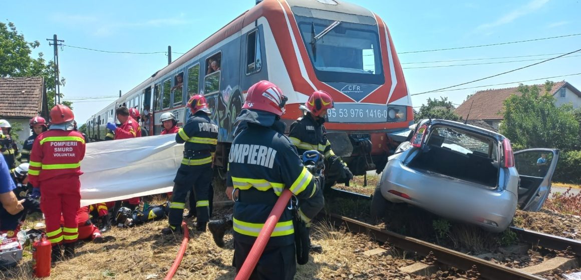 Mașină lovită de tren. O femeie a ajuns la spital Mașină lovită de tren. O femeie a ajuns la spital