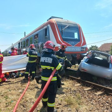 Mașină lovită de tren. O femeie a ajuns la spital Mașină lovită de tren. O femeie a ajuns la spital
