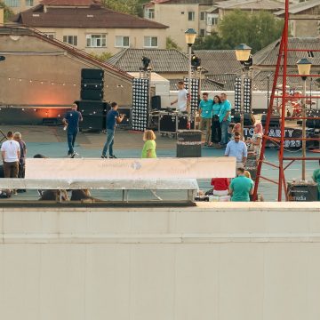 Video | Eveniment unic – Party de firmă pe acoperiș cu trupa Hara