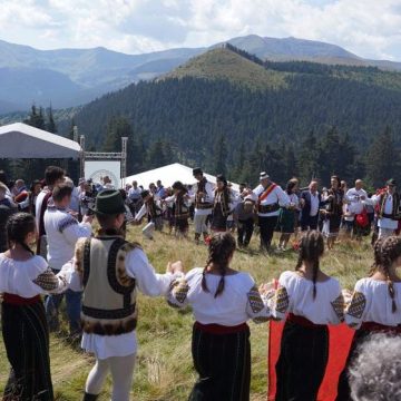 Festivalul Interjudețean Hora la Prislop ajunge la cea de-a 51-a ediție și promite un program cu multe surprize