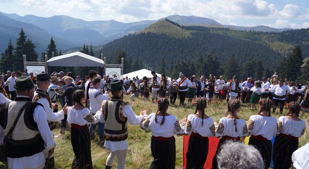 Festivalul Interjudețean Hora la Prislop ajunge la cea de-a 51-a ediție și promite un program cu multe surprize