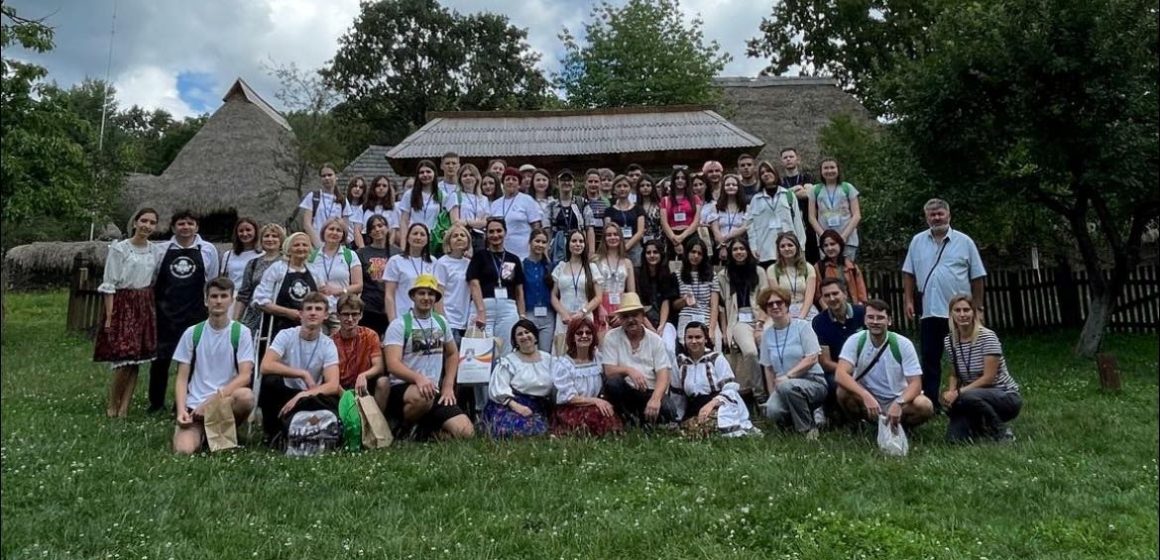 S-a deschis tabăra educațională „PUNTE” pentru 40 de elevi olimpici din  Republica Moldova și România