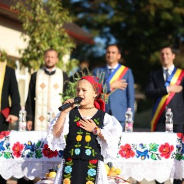 Ionel Bogdan alături de elevii Școlii Gimnaziale ”Gheorghe Lupan” din Groși