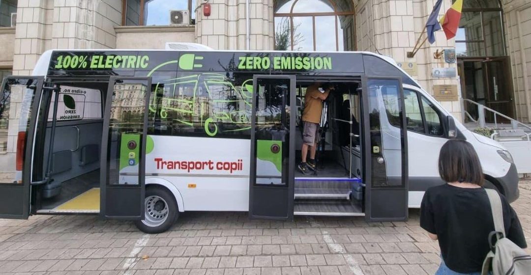 Consiliul Județean Maramureș achiziționează încă 21 de microbuze electrice pentru transportul elevilor