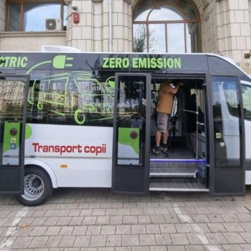 Consiliul Județean Maramureș achiziționează încă 21 de microbuze electrice pentru transportul elevilor