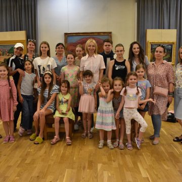 Atelier de pictură organizat pentru copii ucraineni la Muzeul Județean de Artă