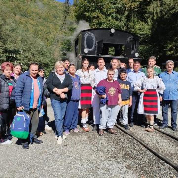 Tinerii de la Centrul de Zi Carpați Vișeu de Sus, din cadrul DGASPC Maramureș, în excursie cu Mocănița Tinerii de la Centrul de Zi Carpați Vișeu de Sus, din cadrul DGASPC Maramureș, în excursie cu Mocănița