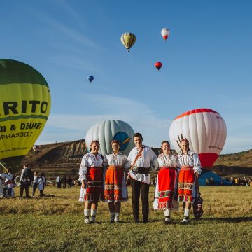 Clacă la desfăcat de mălai în cadrul Maramureș Ballon Fiesta