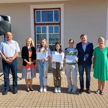 Premierea celor opt elevi care au obținut media 10 la Evaluarea Națională pentru absolvenții clasei a VIII-a, sesiunea 2023 Premierea celor opt elevi care au obținut media 10 la Evaluarea Națională pentru absolvenții clasei a VIII-a, sesiunea 2023