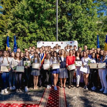 Elevii maramureșeni cu note de 10 la examenele naționale, premiați de ministrul Educației, Ligia Deca,  și președintele Consiliului Județean, Ionel Bogdan