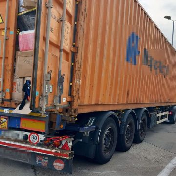 Automarfar încărcat cu peste 13 tone de deșeuri, oprit la frontieră