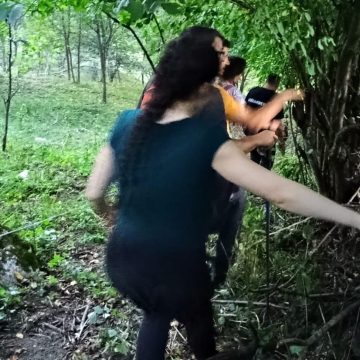Intervenție a jandarmilor și salvamontiștilor pentru salvarea unor turiști surprinși pe traseu de bivoli agresivi