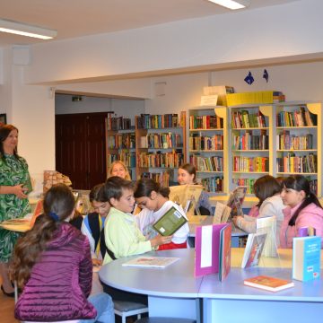 La discuții cu copiii la bibliotecă La discuții cu copiii la bibliotecă