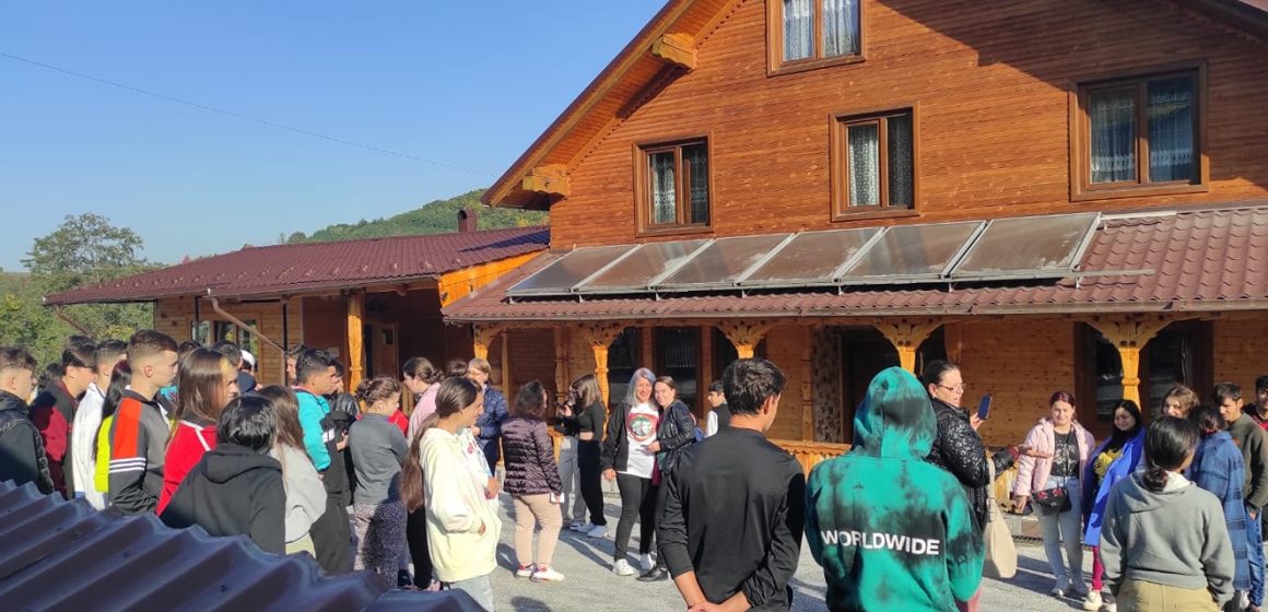 90 de copii și tineri din sistemul de protecție specială al DGASPC Maramureș au participat la o tabără de weekend în Săcel