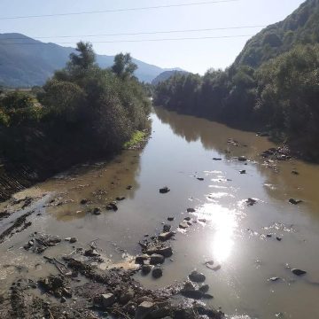 Râul Iza, decolmatat în localitatea Bârsana