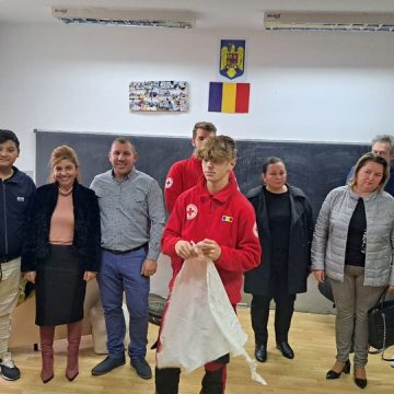 Curs de prim ajutor prezentat elevilor de etnie romă de la Şcoala Gimnazială nr. 2 din cadrul comunităţii de romi din Calea Mireşului Curs de prim ajutor prezentat elevilor de etnie romă de la Şcoala Gimnazială nr. 2 din cadrul comunităţii de romi din Calea Mireşului
