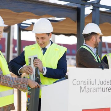 Video & foto | Ionel Bogdan: Am plasat o capsulă a timpului cu mesaje pentru viitor, în fundația noului terminal de pasageri. Marcăm astfel o etapă importantă în dezvoltarea Aeroportului Internațional Maramureș