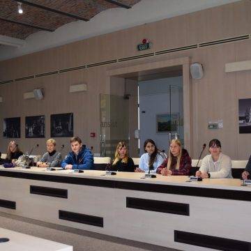 Elevi în vizită la primărie