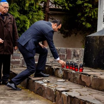 În memoria victimelor Holocaustului În memoria victimelor Holocaustului
