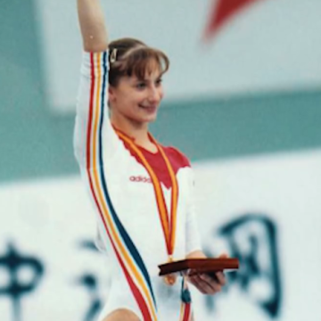 Multipla campioană la gimnastică Maria Olaru şi-a donat o medalie de aur în sprijinul copiilor diagnosticaţi cu afecţiuni oncologice