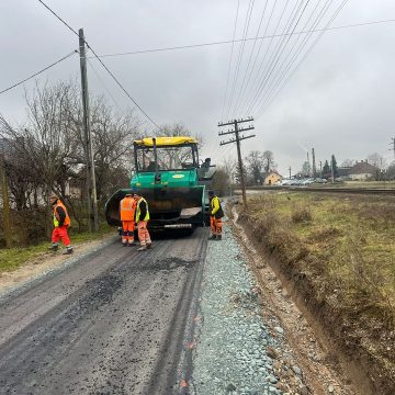 Continuă turnarea asfaltului în comuna Mireșu Mare